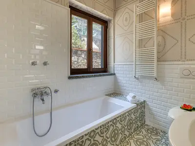 Badezimmer mit Badewanne