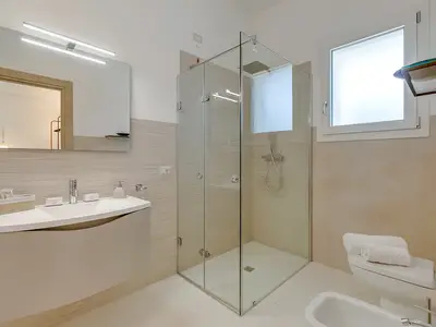 Badezimmer mit Dusche