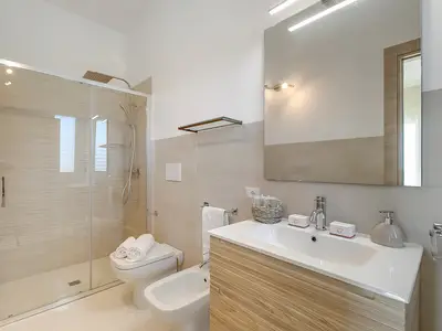 Badezimmer mit Dusche