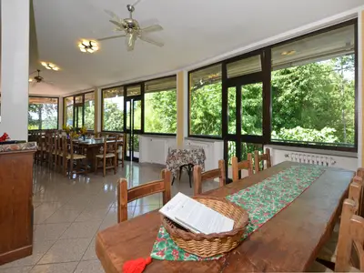 Ein weiterer Essbereich mit Blick auf die Grünanlage