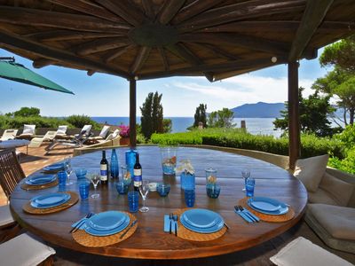 Der äußere Speiseraum mit der schönen Aussicht auf die Insel Giannutri