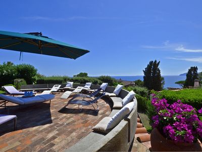 Der Außenbereich ist mit einer Terrasse ausgestattet, von der aus man einen herrlichen Blick auf die Insel Giannutri hat.
