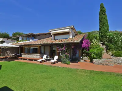 Die Villa und der gepflegte Garten