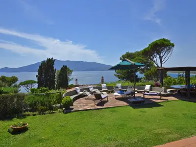 Der gepflegte Garten und der Panoramablick auf das Meer und den Argentario