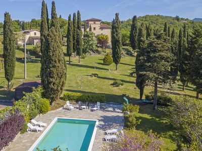 Das weitläufige Grundstück mit dem Grün rund um die Villa und dem schönen Pool