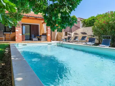 PoolOfHouse