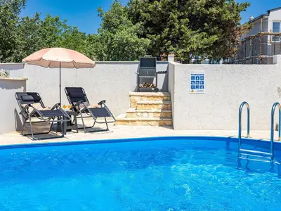 PoolOfHouse