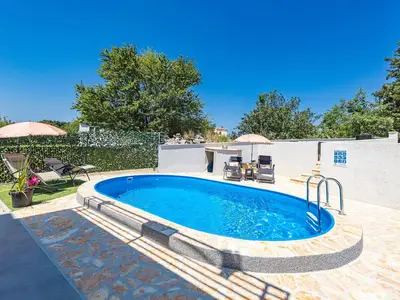 PoolOfHouse