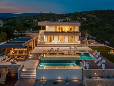 Luxusvilla Arya mit 6 Schlafzimmern, 77 m2 großem beheiztem Pool, Whirlpool, Sauna, Fitnessraum, Billard, Spielplätzen
