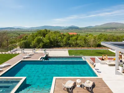 Der Außenbereich von Vila Arya bietet einen privaten und beheizten Swimmingpool von 11 x 5 m mit einem angeschlossenen flachen Pool für Kinder von 8 x 2,8 m und einer Tiefe von 0,4 m, beide beheizt und mit einem chlorfreien System