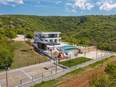 Villa Arya ist ein neu gebautes und sehr geräumiges Anwesen, das ein sehr luxuriöses 480 m2 großes Interieur auf 3 Ebenen bietet