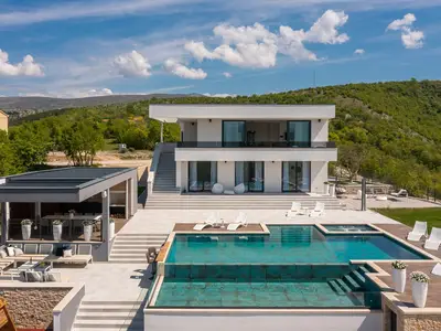 Villa bietet einen privaten und beheizten Pool und einen angeschlossenen flachen Pool für Kinder. Es gibt auch einen Whirlpool für 6-8 Personen, der an den Pool angeschlossen ist