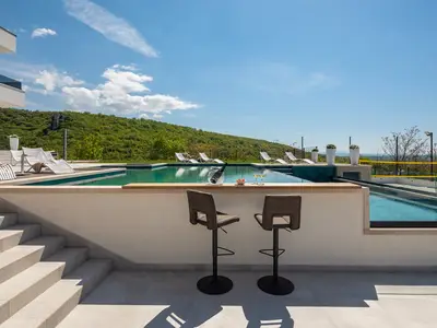 Einer der wenigen Loungebereiche in der Nähe des hervorragenden Pools mit Panoramablick auf die unberührte Natur