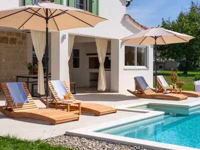 Der Außenbereich bietet einen privaten Swimmingpool (4 m x 7 m), eine Sonnenterrasse mit 6 Liegestühlen und Sonnenschirmen,