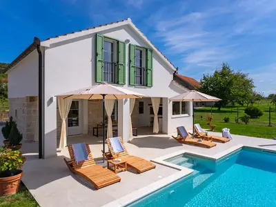 Diese Villa ist eine ideale Wahl für diejenigen, die gerne etwas Ruhe und Frieden genießen