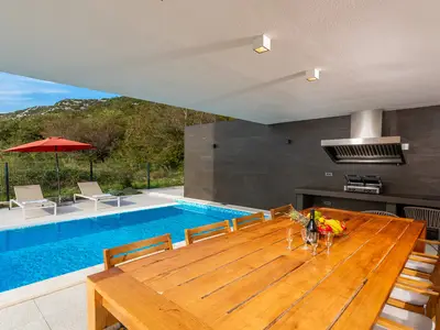 Outdoor-dining-area-of-Villa-Adria-Blue