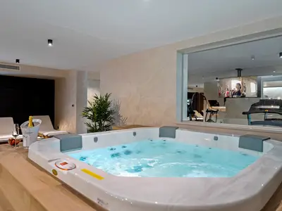 Die Villa bietet einen Wellnessbereich mit finnischer Sauna, einem Whirlpool und einem Fitnessstudio.