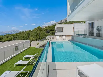 Ein privater 7,5 x 4 m großer Infinity-Pool, beheizt und mit Hydromassage.
