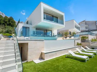 Die Villa befindet sich auf einem 510 m2 großen Grundstück mit 320 m2 Wohnfläche auf drei Ebenen