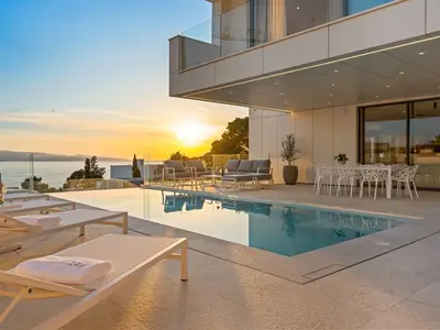 Villa mit privatem und beheiztem 32 m2 großem Pool, Wellnessbereich mit Whirlpool, Fitnessraum, Kinoraum
