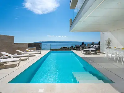 Ein privater 8,9 x 3,6 m großer Infinity-Pool, beheizt und mit Hydromassage