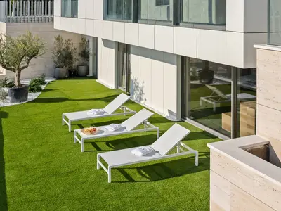 Der Kunstrasenplatz ein paar Stufen tiefer als das Beckenniveau (auch zugänglich vom Wellnessbereich im Untergeschoss)