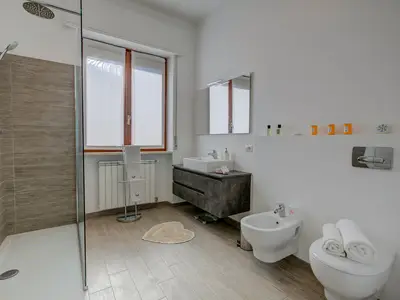 Badezimmer mit Dusche