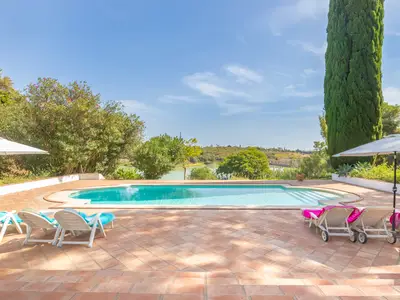 Wunderschöner Poolbereich mit Sonnenbänken