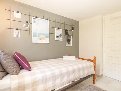 Schlafzimmer mit einem Einzelbett