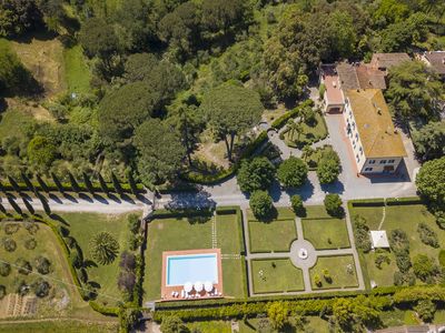 Die Luftaufnahme des Grundstücks mit dem Park und dem Schwimmbad