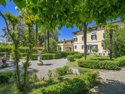 Die Villa mit dem Garten im italienischen Stil