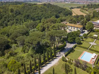 Die Luftaufnahme des Grundstücks mit dem Park und dem Schwimmbad