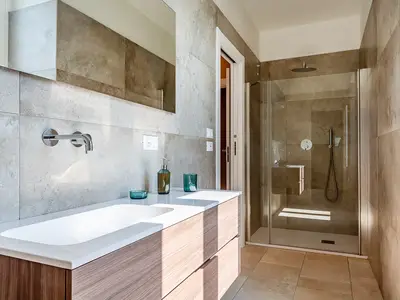 Badezimmer mit Dusche