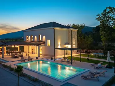 Willkommen in der Villa Aria Relax, einem charmanten Rückzugsort mit 4 Schlafzimmern im Herzen der unberührten dalmatinischen Landschaft