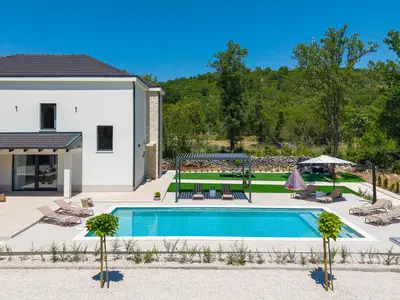 Genießen Sie Ihren eigenen 10 x 5 m großen beheizten Swimmingpool, perfekt für ein erfrischendes Bad und zum Entspannen in der Sonne