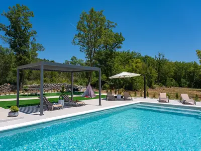 Genießen Sie Ihren eigenen 10 x 5 m großen beheizten Swimmingpool, perfekt für ein erfrischendes Bad und zum Entspannen in der Sonne