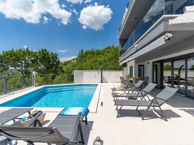 Villa Neda ist eine neu erbaute Villa mit 3 Schlafzimmern, die einen privaten, beheizten 30 m2 großen Pool mit Hydromassage bietet