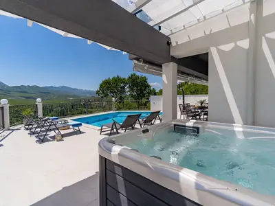 Der Außenbereich bietet auch einen Whirlpool (Hot-Tub)