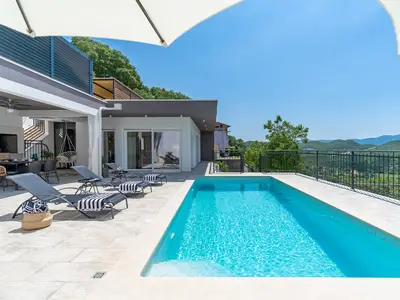 Neu! Villa Stella mit 32 qm privatem beheiztem Pool, Jacuzzi, Sauna, Medienraum, 3 Schlafzimmern, 6+2 Personen