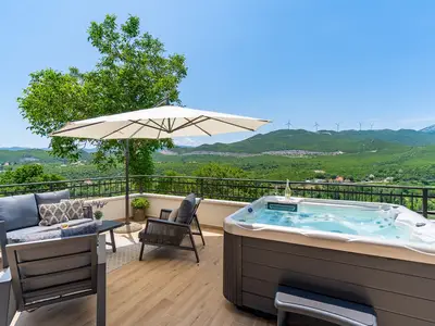 Es gibt auch eine weitere Terrasse mit Whirlpool und die Outdoor-Lounge-Ecke