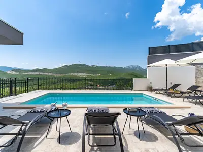Der Außenbereich bietet einen 32qm (7,2m x 3m) privaten beheizten Pool mit Blick auf das Tal und den Fluss Cetina