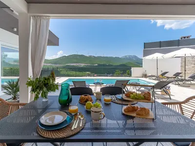 Der Außenbereich bietet einen überdachten Gastgarten mit TV und dem traditionellen Grill, sowie eine gemütliche Schaukel