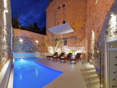 PoolOfHouse