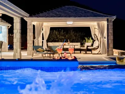 PoolOfHouse