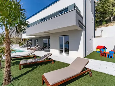Diese moderne und luxuriöse Villa befindet sich in einer ruhigen Gegend oberhalb der kleinen Stadt Omiš