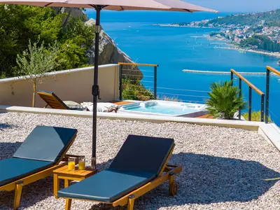 Liegewiese mit privatem Pool und Whirlpool