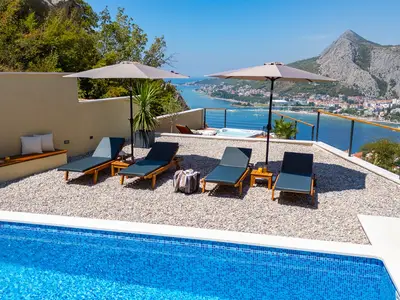 Beheizter, privater Pool mit den Maßen 8,2 x 4 Meter, Hydrotherapiedüsen und Wasserfall
