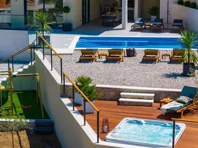Diese Villa bietet Luxus und Komfort auf höchstem Niveau und verfügt über einen beheizten Privatpool