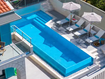 Es verfügt über einen privaten und beheizten 27 m2 großen Pool mit Hydromassage