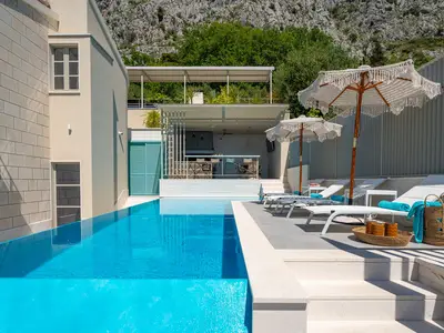 Der Pool nutzt ein sanftes chlorfreies Wassersystem, das wohltuend für den Körper ist und das Wohlbefinden fördert